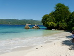 Ausflug Samana  Der Strand Felsen und Meer auf der Barcadi Insel Cayo Levantado (DOM).